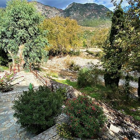 Steinturm Mit Dach-Terrasse Zwischen Fluss, Meer Und Gebirge- Spiti Pirgos Paralia Sergoulas Экстерьер фото