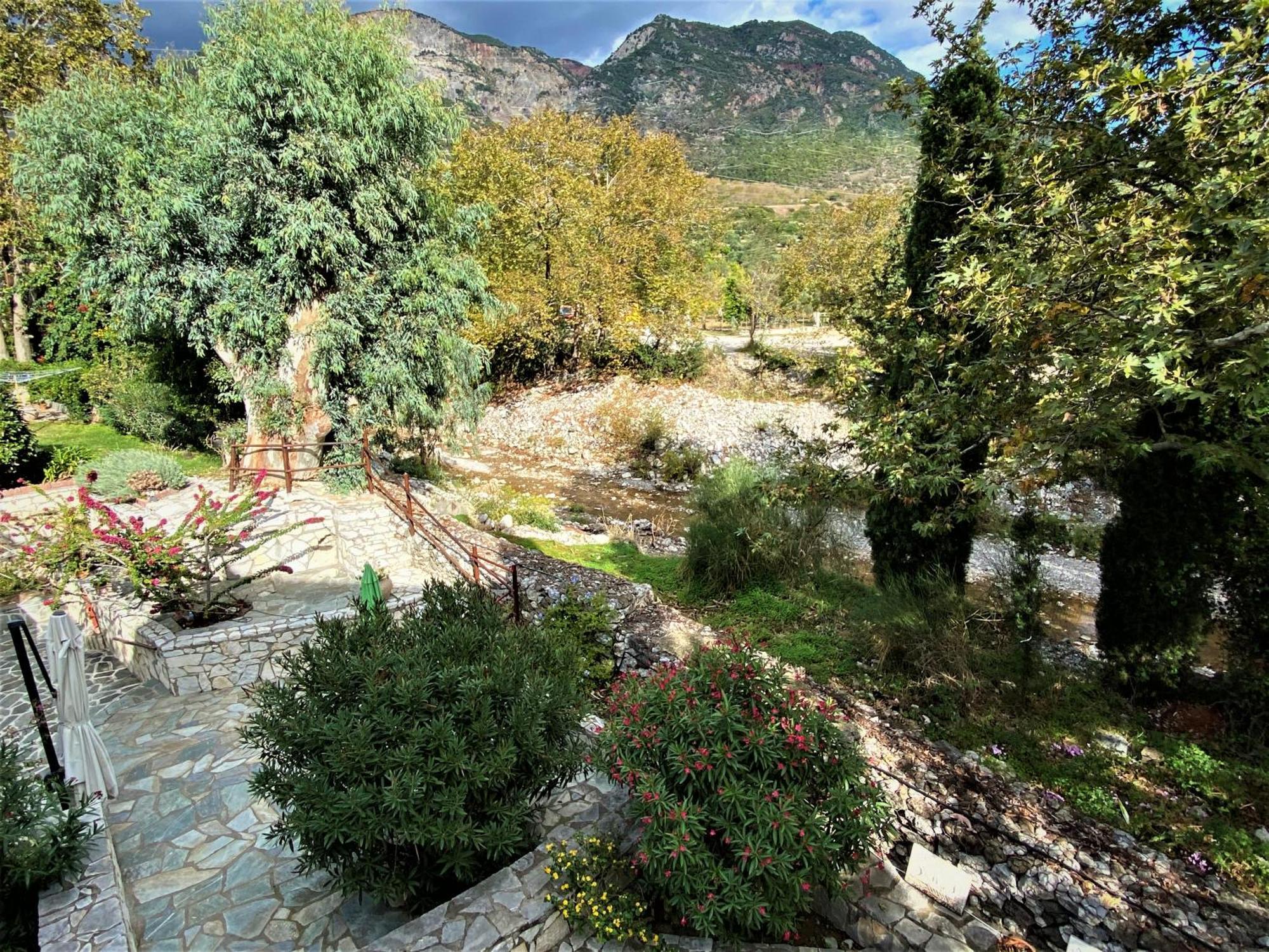 Steinturm Mit Dach-Terrasse Zwischen Fluss, Meer Und Gebirge- Spiti Pirgos Paralia Sergoulas Экстерьер фото